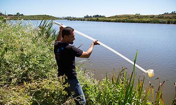 一个人用一根长竿从一条相当大的河里抽取样本水