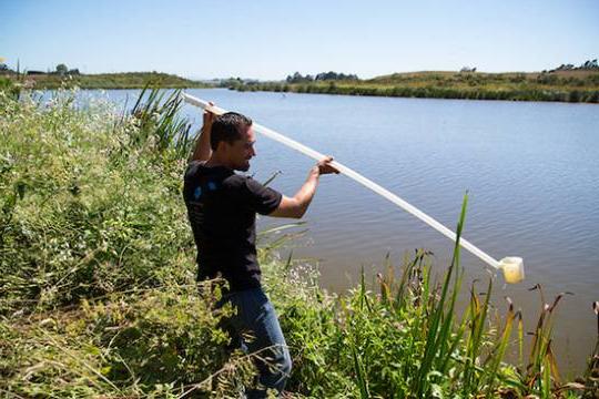 一个人用一根长竿从一条相当大的河里抽取样本水
