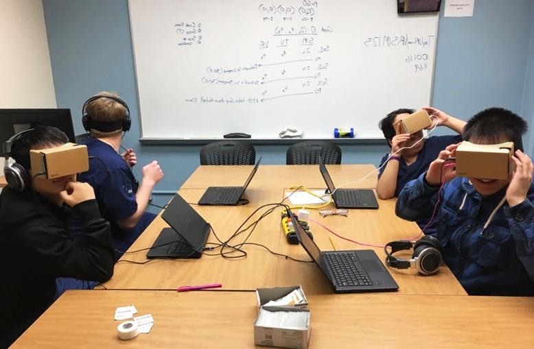 学生们在教室里测试虚拟现实头盔.